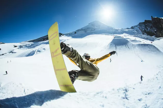 What kind of binding is best for freestyle snowboarding?